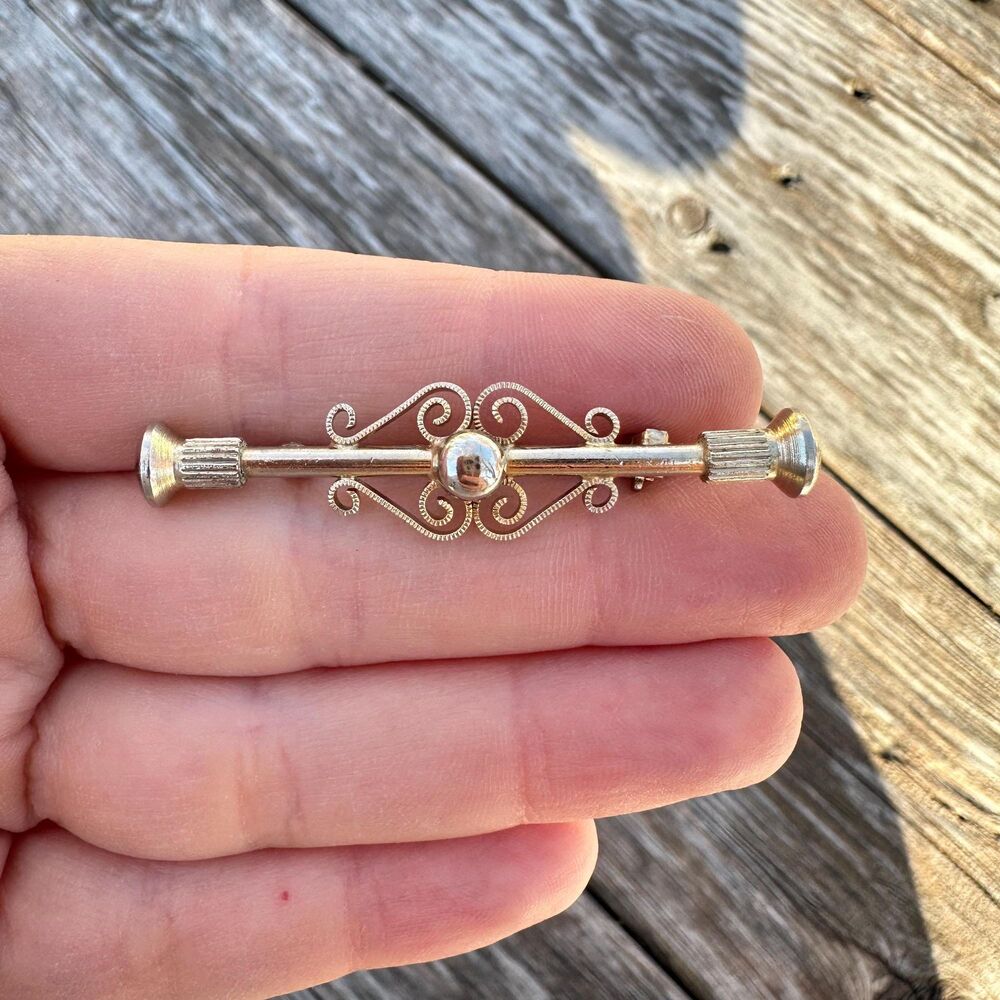 Vintage Jewelry Gold Tone Baton Brooch bar pin
